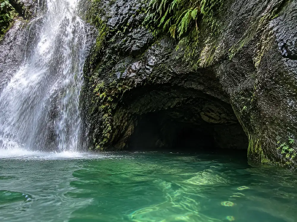 La entrada de la cueva sumergida en el lado derecho de la cascada inferior