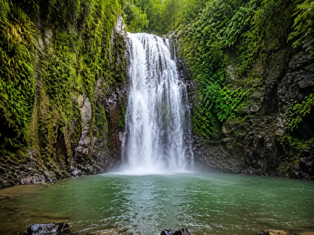 La cascada inferior que cae unos cincuenta pies a la poza principal